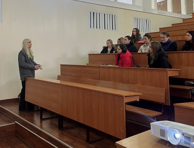 Студенти уважно слухають пояснення гаранта доц. І.В.Обіход.jpg
